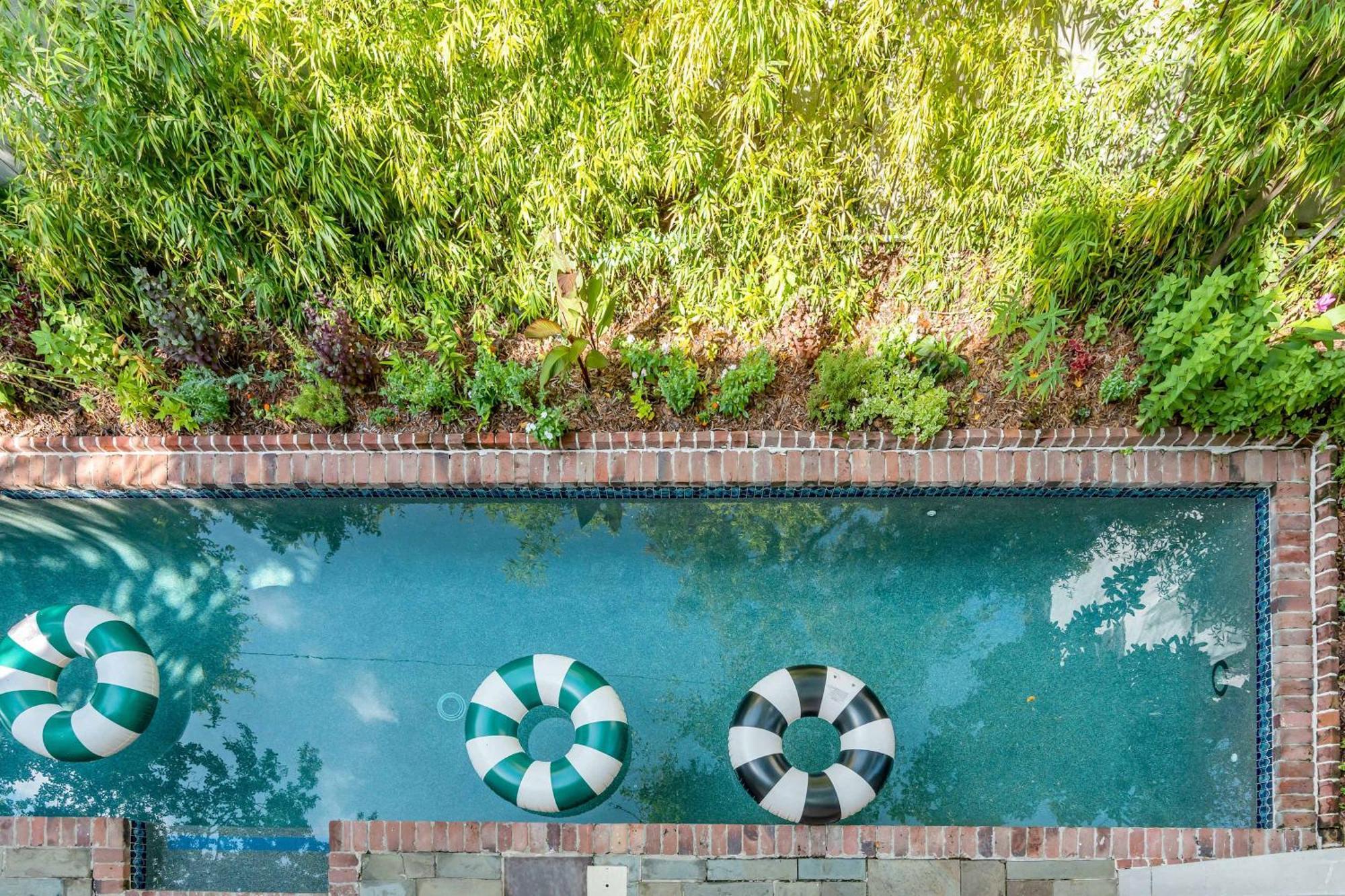 Serene Cottage With Beautiful Garden And Heated Pool 查尔斯顿 外观 照片