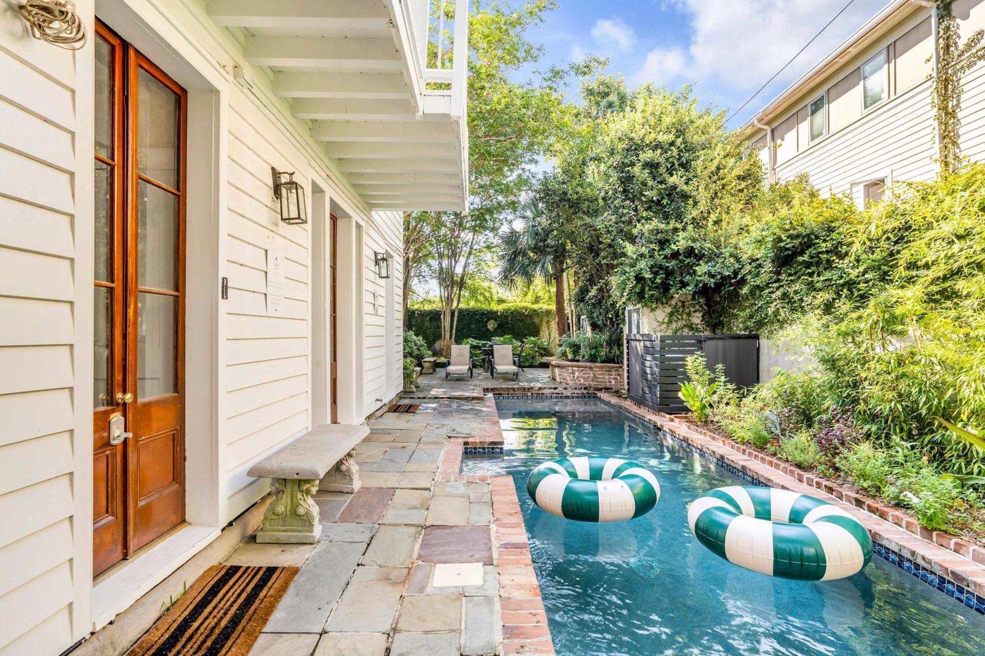 Serene Cottage With Beautiful Garden And Heated Pool 查尔斯顿 外观 照片