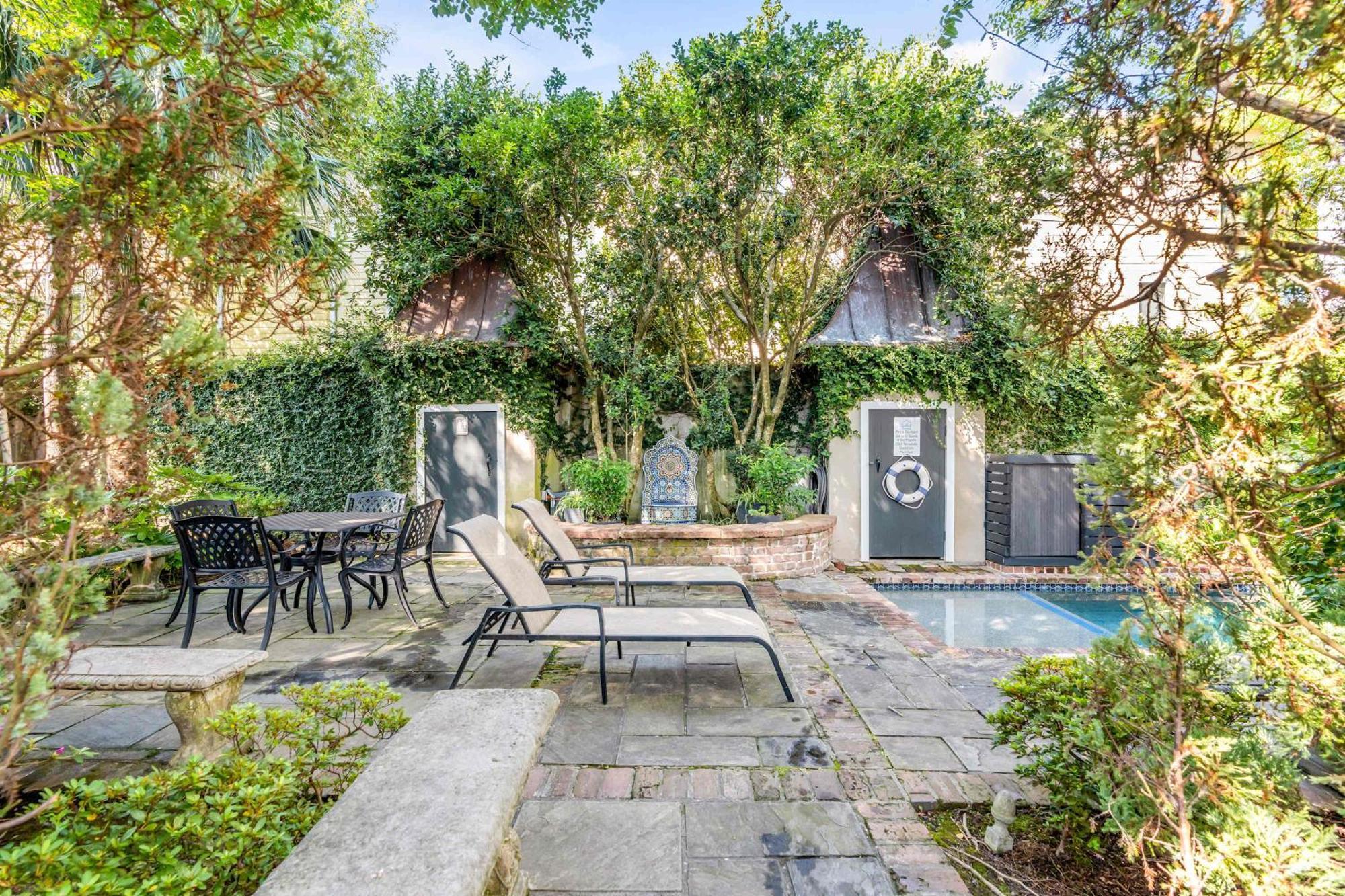 Serene Cottage With Beautiful Garden And Heated Pool 查尔斯顿 外观 照片